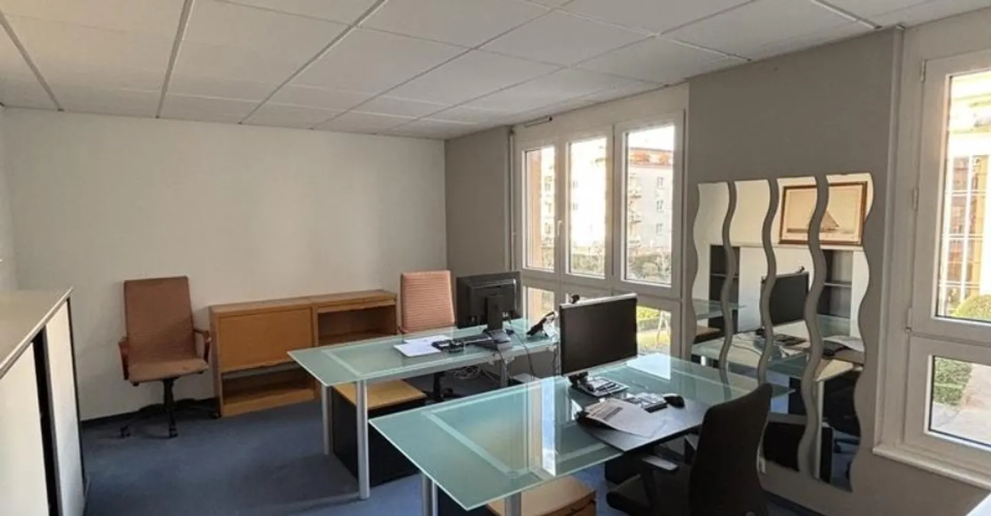 To seize! Superb bright office space in a mixed-use building - Photo 3 of 8