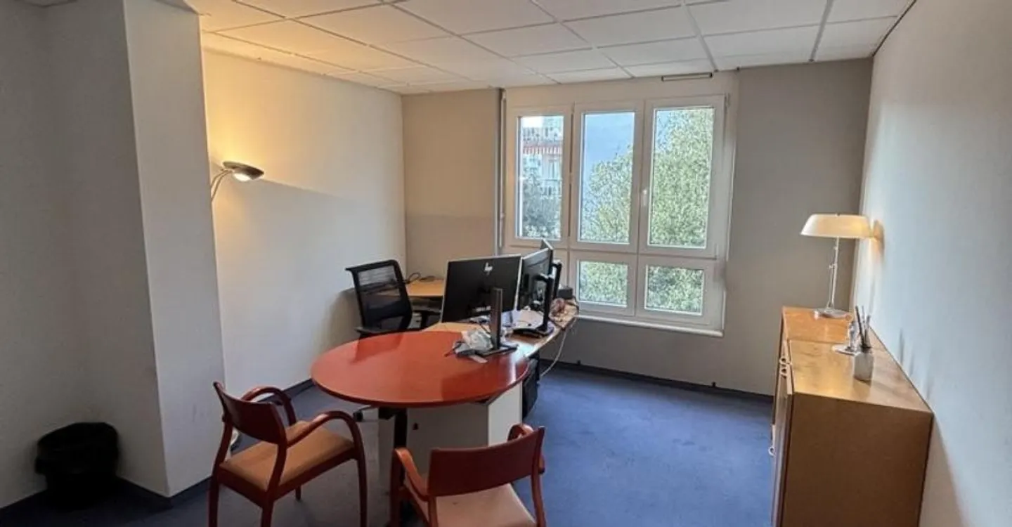 To seize! Superb bright office space in a mixed-use building - Photo 4 of 8