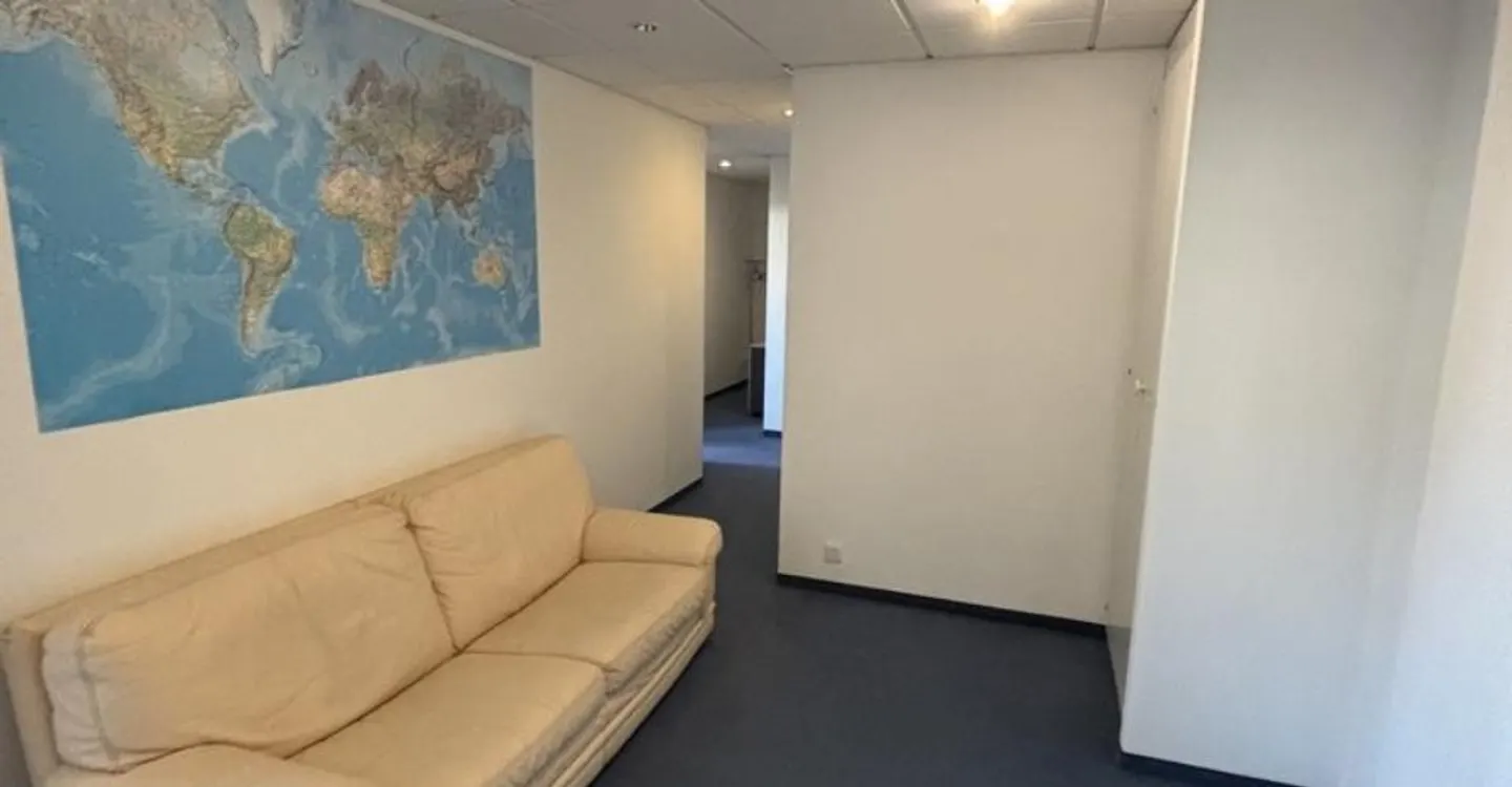To seize! Superb bright office space in a mixed-use building - Photo 5 of 8