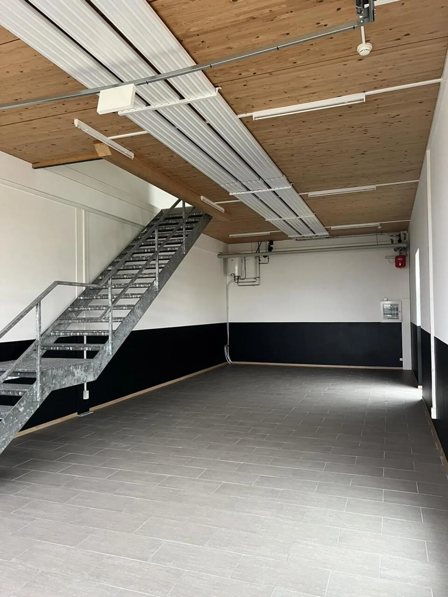 2182 - Mehrere Gewerberäume / Boxen zur Miete in Cortaillod - Foto 3 von 4