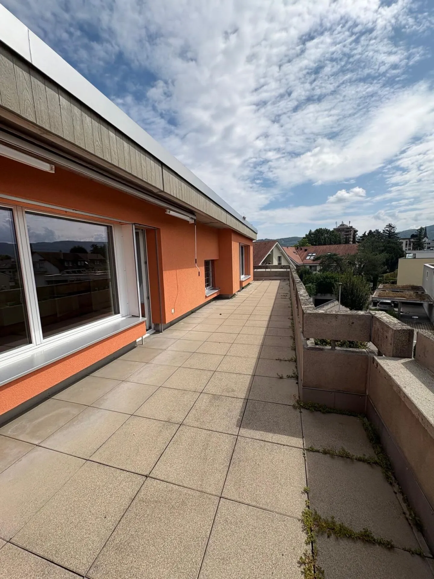 Appartement en penthouse au milieu de Reinach avec cheminée - Photo 2 sur 12