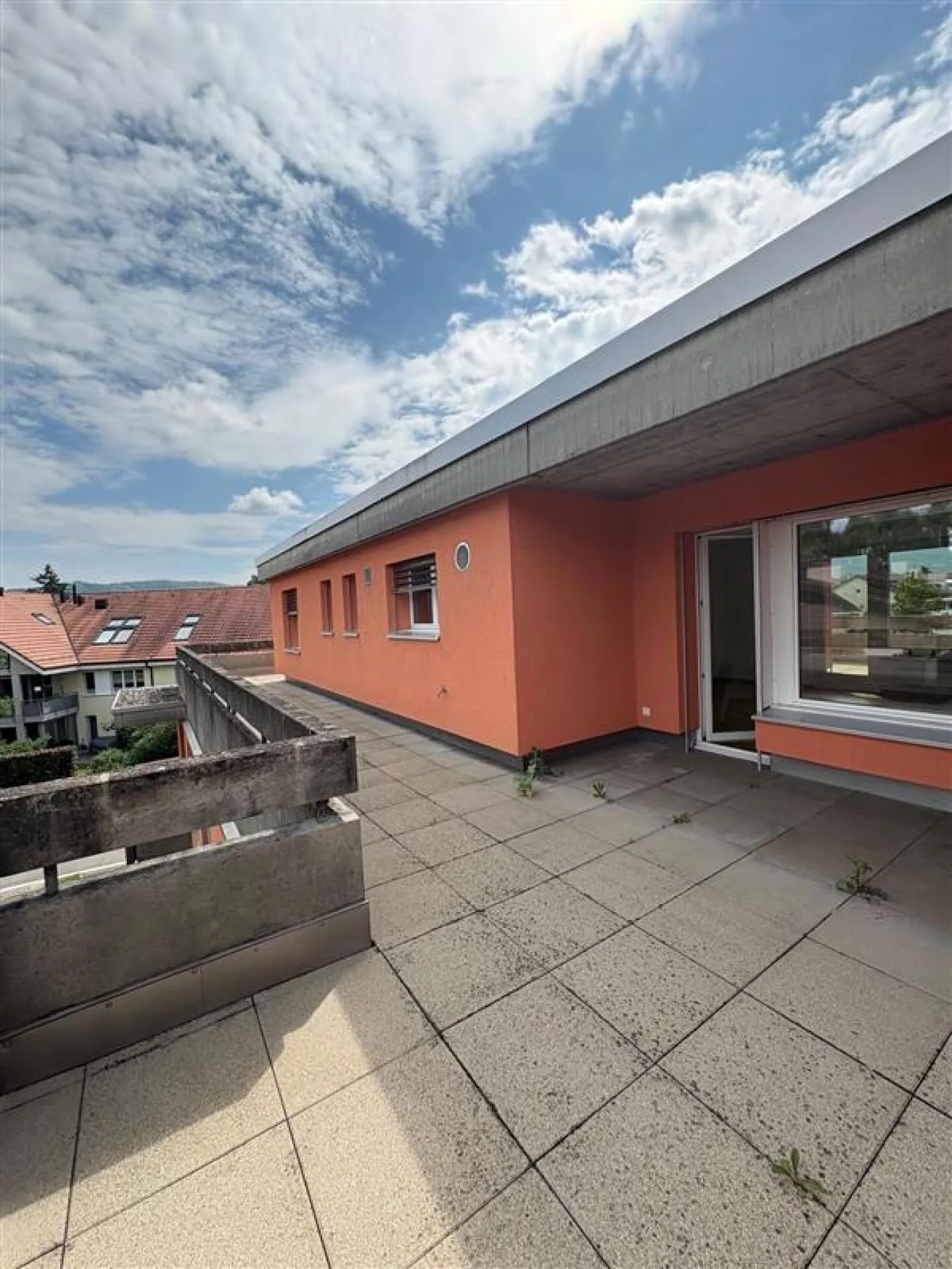 Appartement en penthouse au milieu de Reinach avec cheminée - Photo 3 sur 12