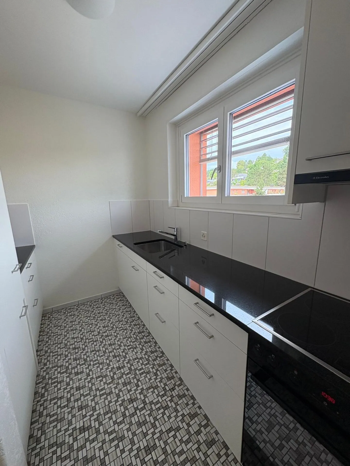 Appartement en penthouse au milieu de Reinach avec cheminée - Photo 4 sur 12