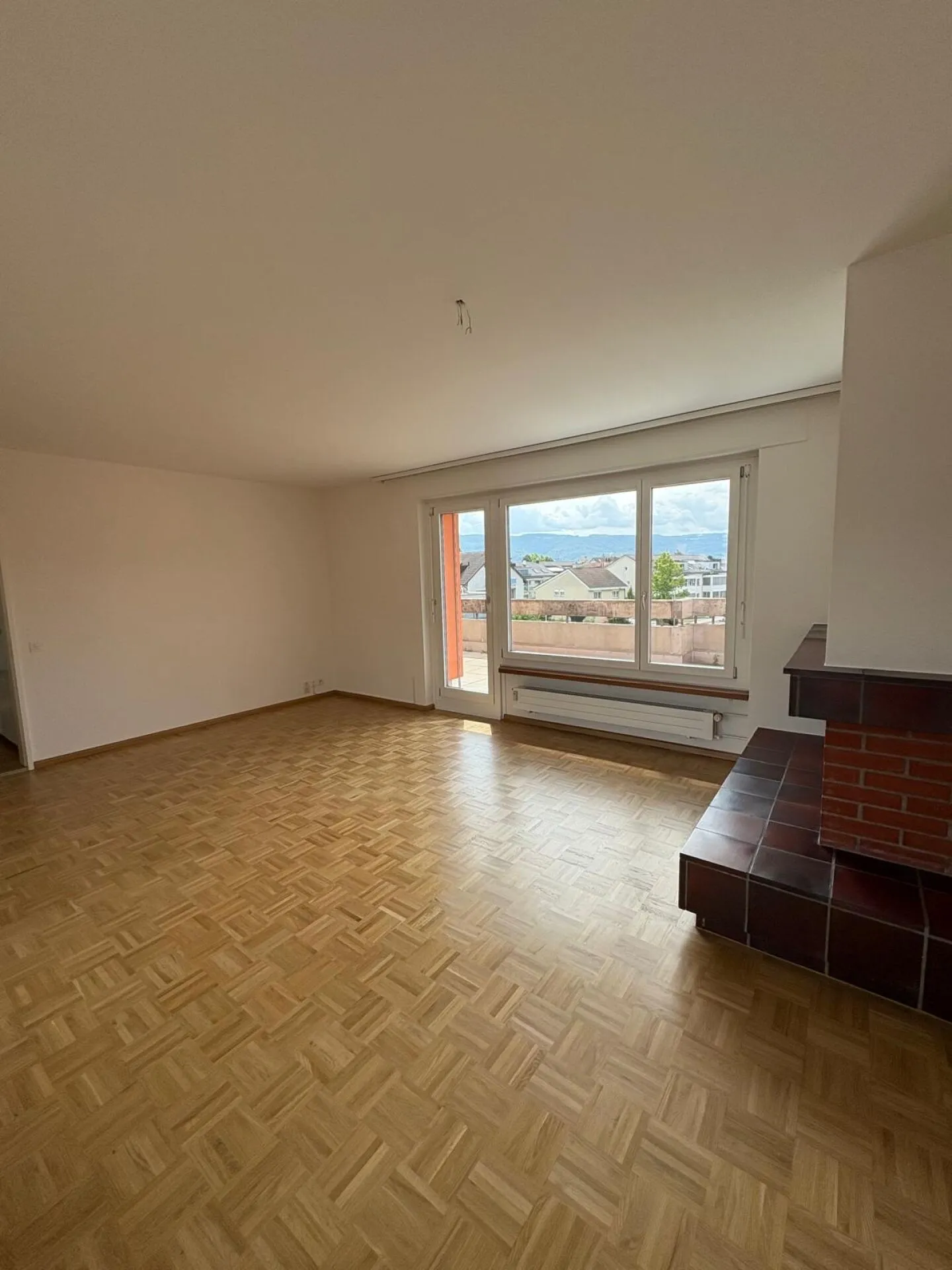 Appartement en penthouse au milieu de Reinach avec cheminée - Photo 6 sur 12