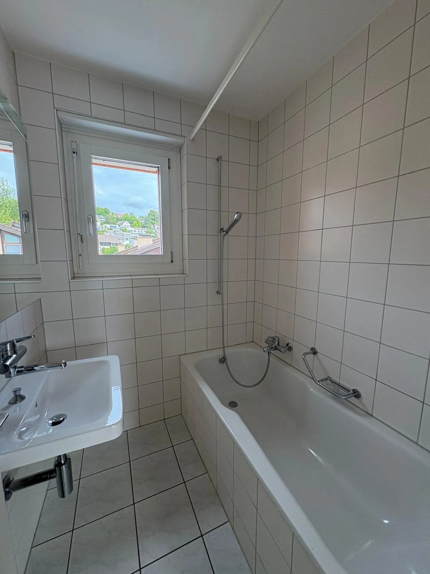Appartement en penthouse au milieu de Reinach avec cheminée - Photo 8 sur 12