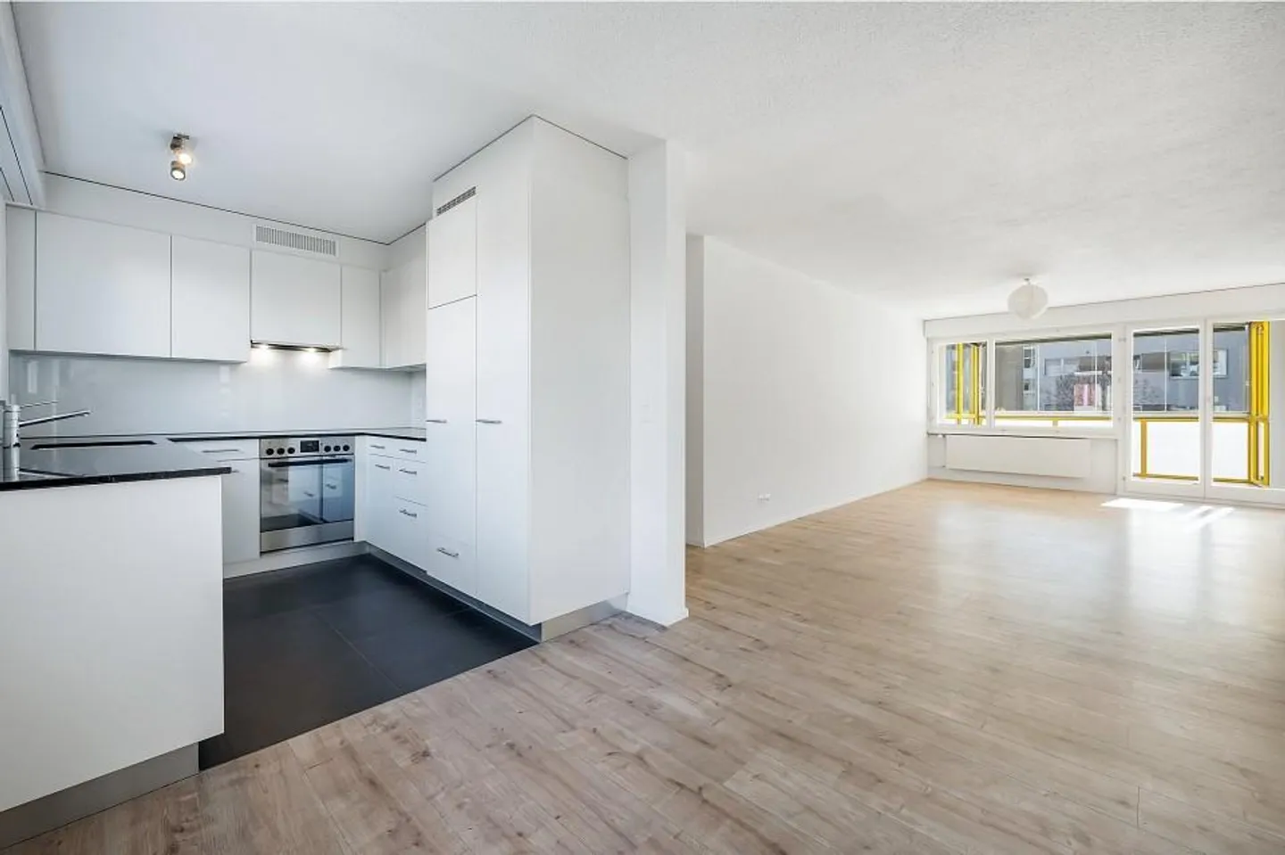 Light-Filled Rooms with a Comfortable Atmosphere - Photo 8 of 13