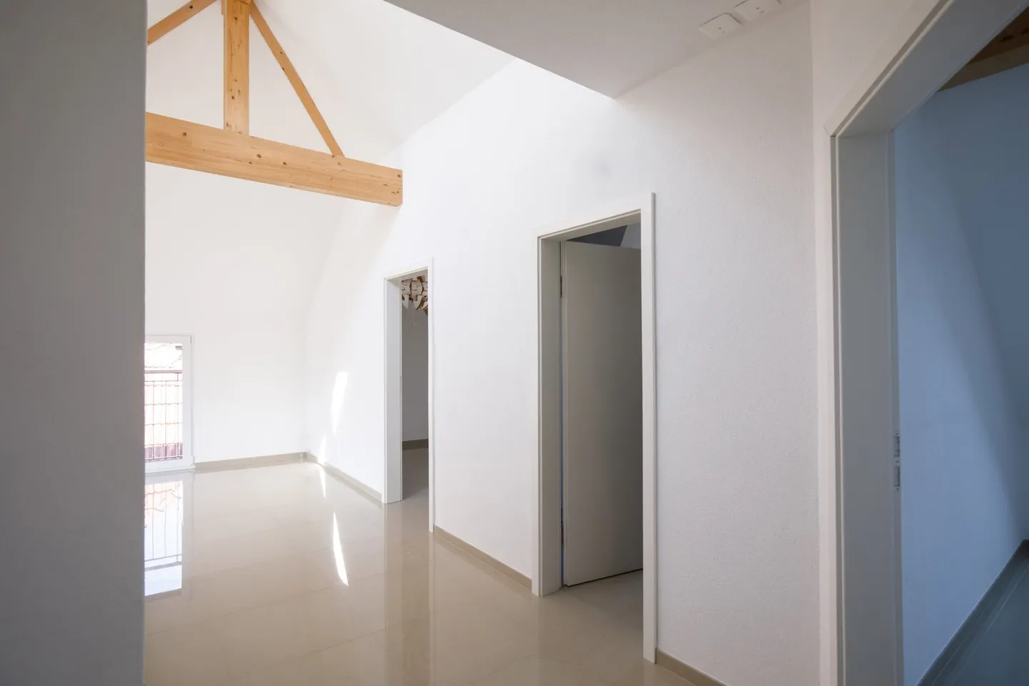 Appartement penthouse moderne de 3,5 pièces - Photo 4 sur 10