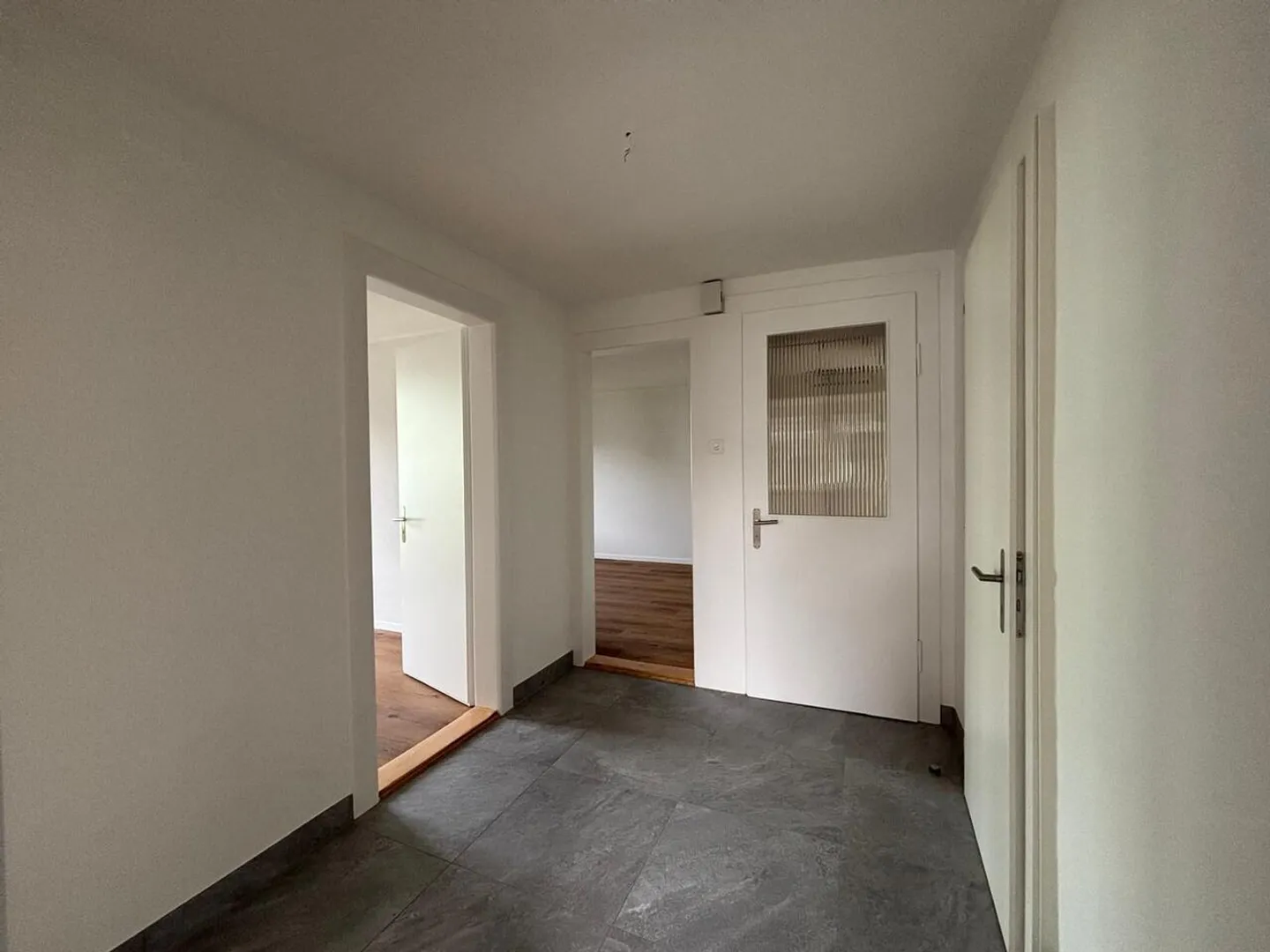 Renovated apartment in a peaceful setting - Photo 6 of 7