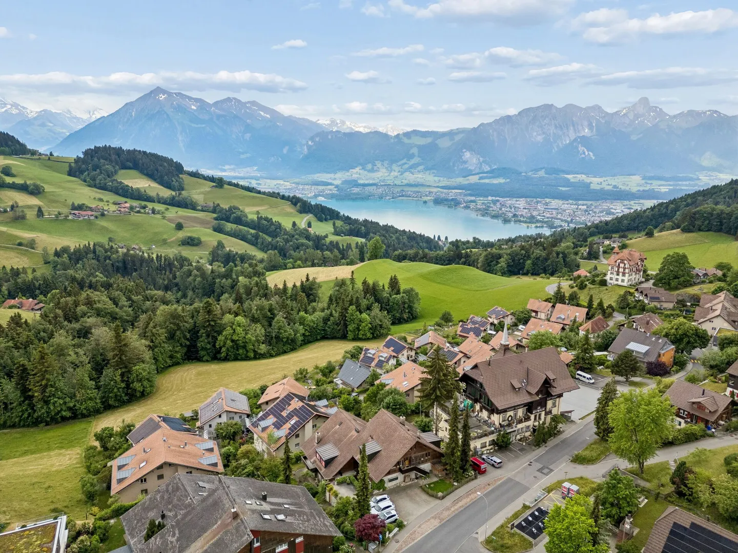 Renovated penthouse apartment with panoramic views in a preferred residential area in Goldiwil - Photo 3 of 13