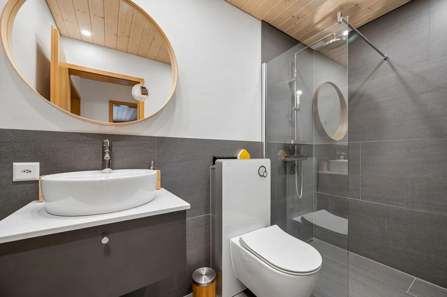 Renovated penthouse apartment with panoramic views in a preferred residential area in Goldiwil - Photo 10 of 13