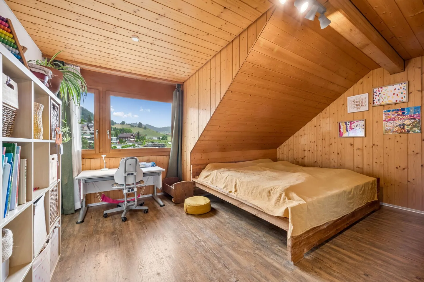 Renovated penthouse apartment with panoramic views in a preferred residential area in Goldiwil - Photo 9 of 13