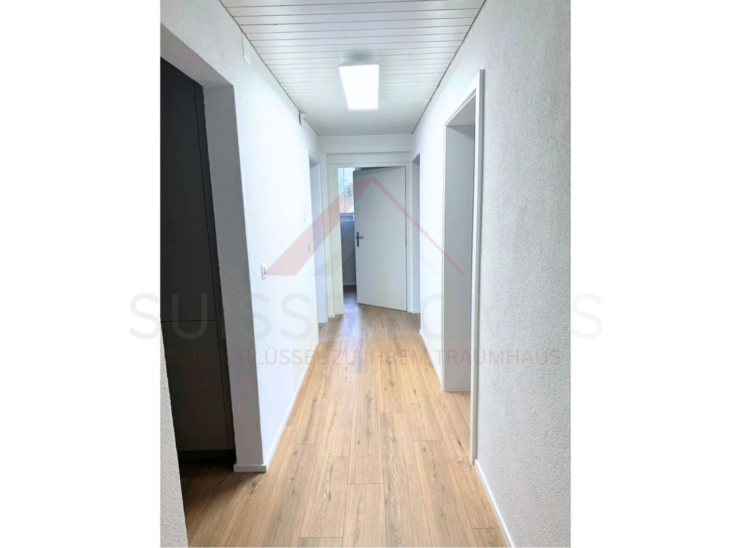 Nearly new 2.5-room penthouse apartment with washing tower & parking space - Photo 2 of 7