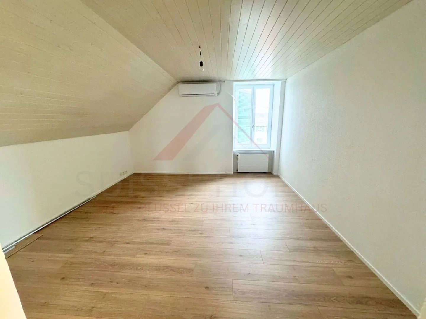Nearly new 2.5-room penthouse apartment with washing tower & parking space - Photo 3 of 7