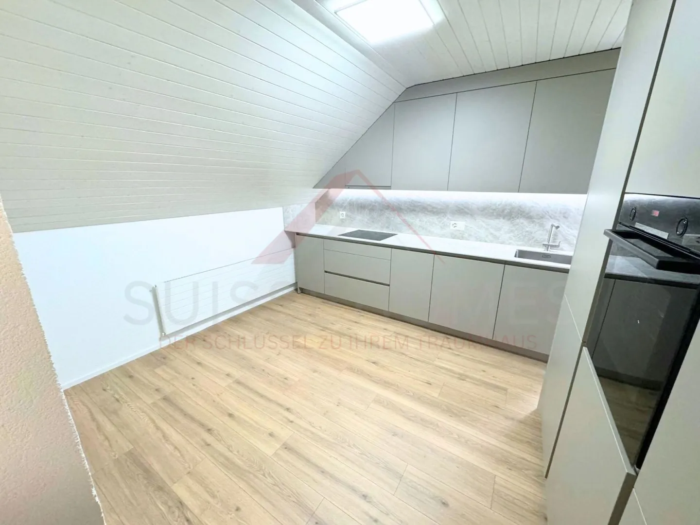 Nearly new 2.5-room penthouse apartment with washing tower & parking space - Photo 5 of 7
