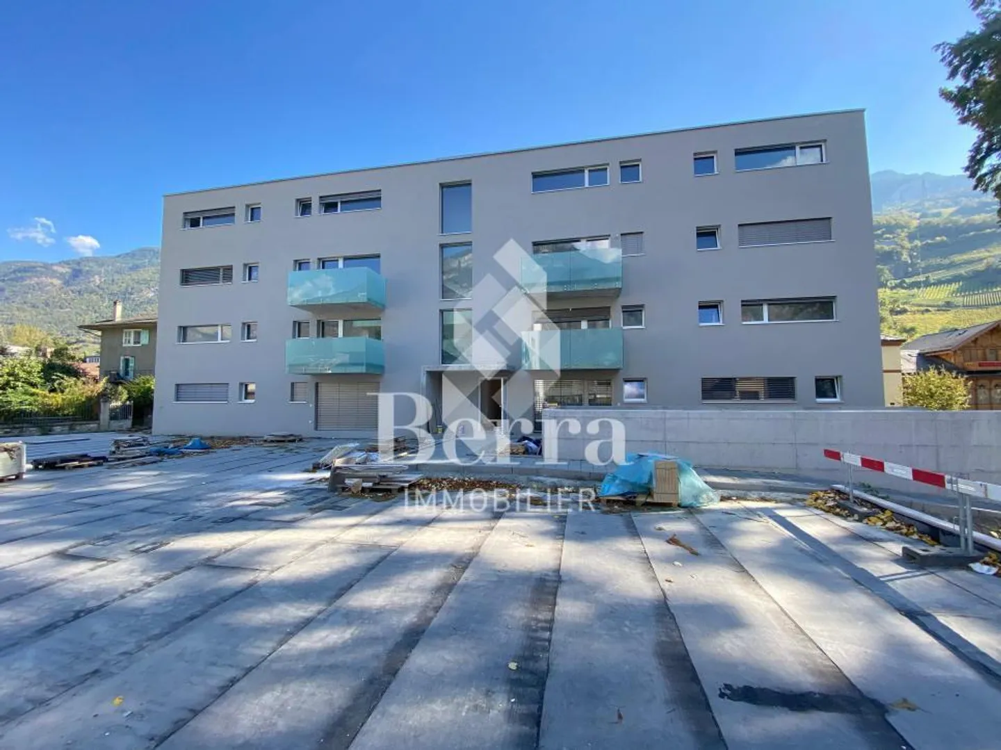 Grand appartement de 3,5 pièces dans un nouveau bâtiment avec jardin, disponible immédiatement ! - Photo 2 sur 13