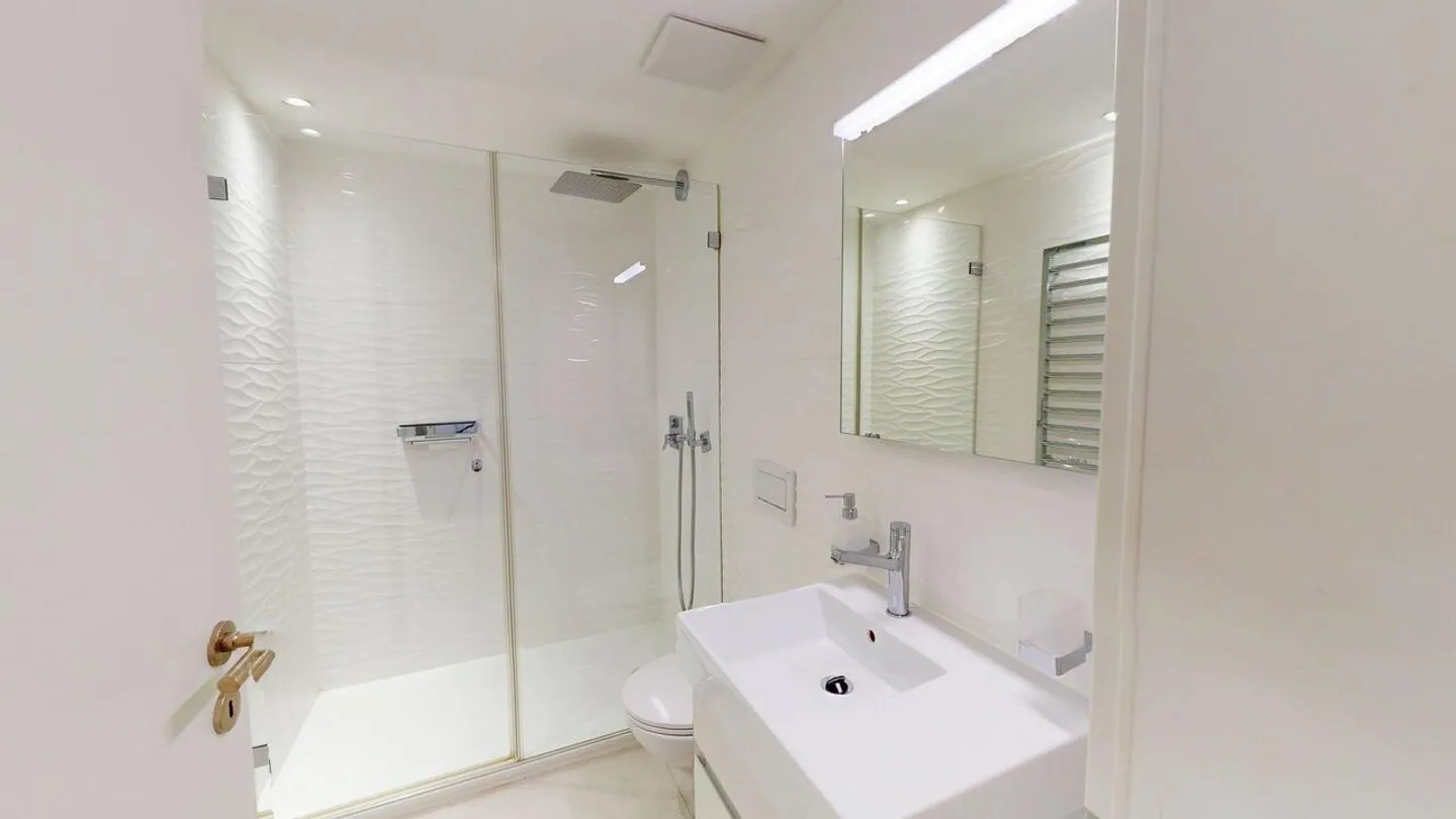 Comfortable, bright condominium with balcony overlooking greenery - Photo 2 of 14