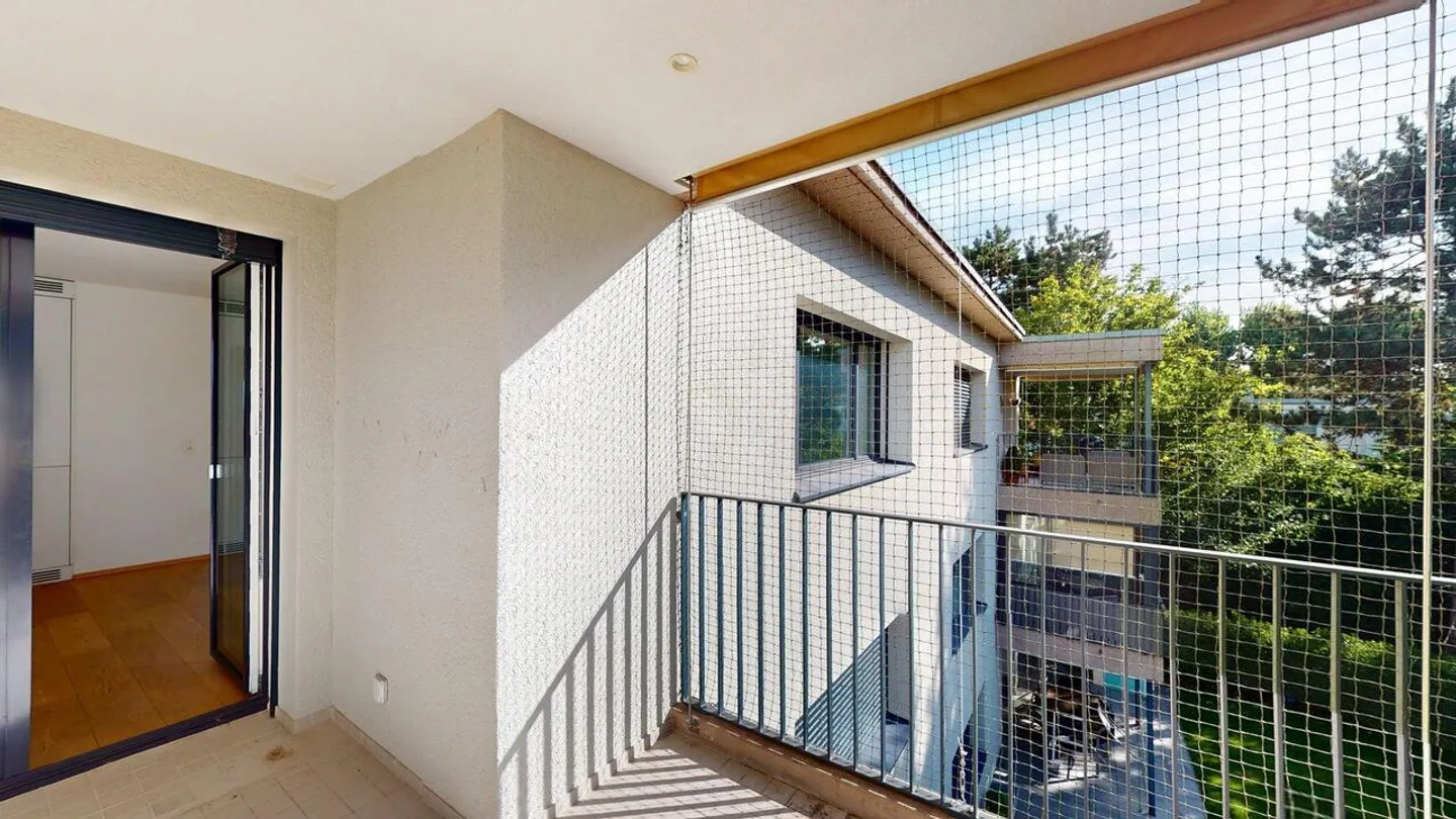 Comfortable, bright condominium with balcony overlooking greenery - Photo 3 of 14