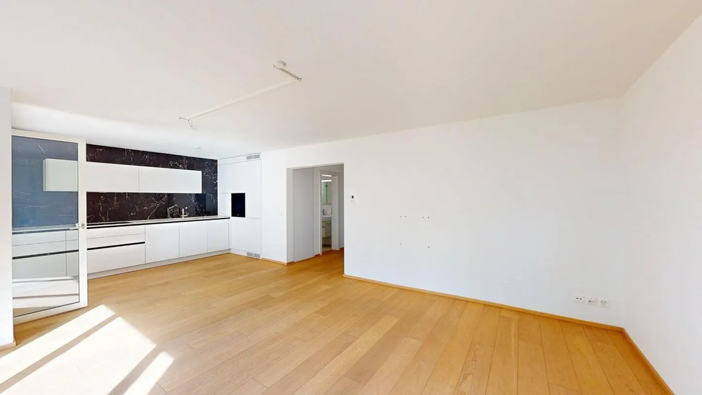 Comfortable, bright condominium with balcony overlooking greenery - Photo 5 of 14