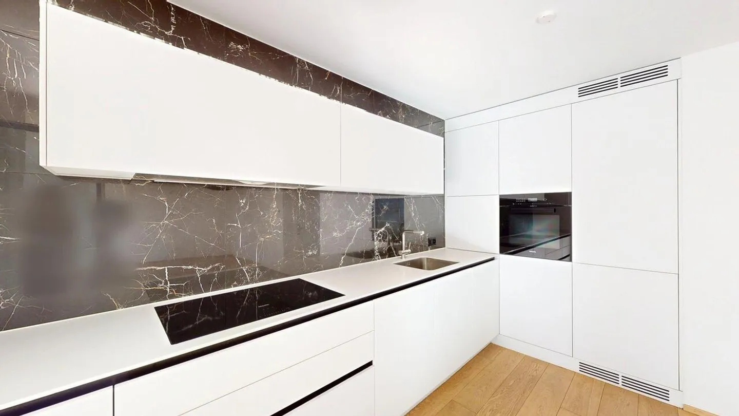Comfortable, bright condominium with balcony overlooking greenery - Photo 7 of 14
