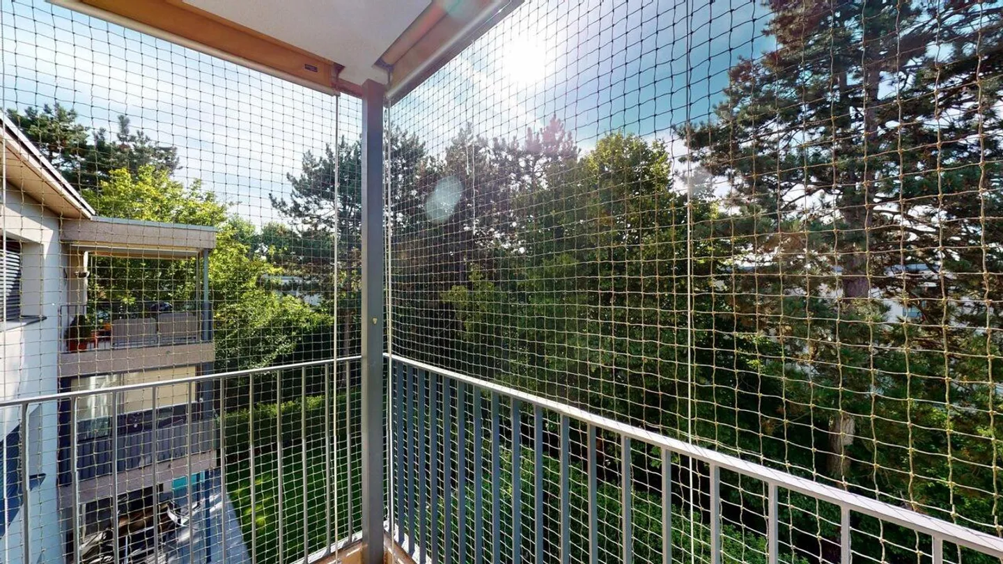Comfortable, bright condominium with balcony overlooking greenery - Photo 8 of 14