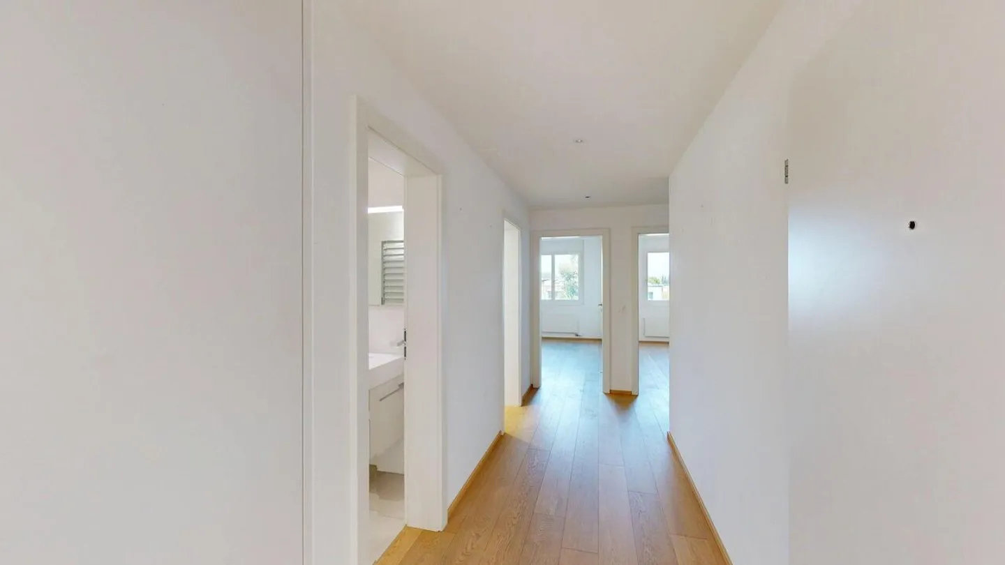 Comfortable, bright condominium with balcony overlooking greenery - Photo 9 of 14