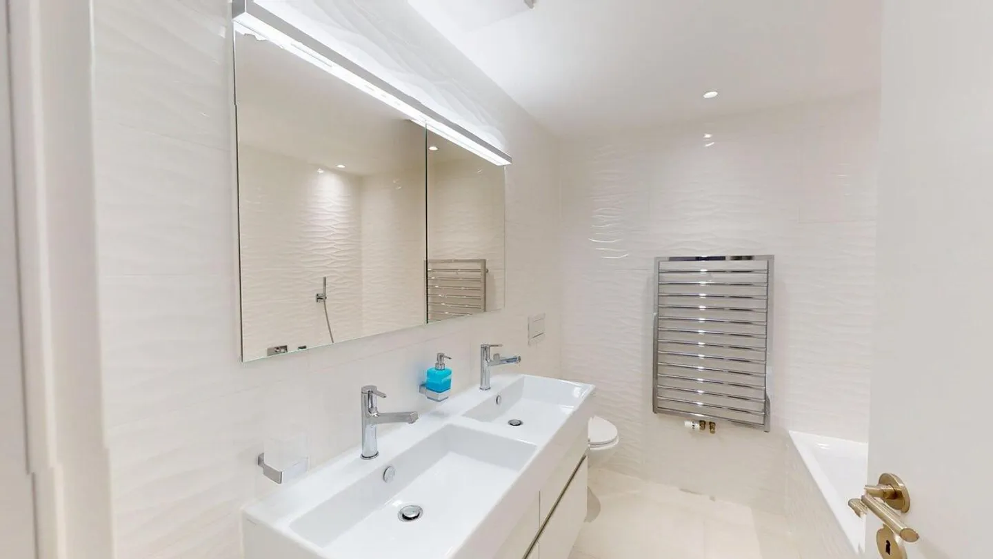 Comfortable, bright condominium with balcony overlooking greenery - Photo 10 of 14