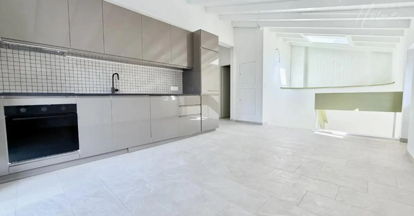 Splendido appartamento ristrutturato con carattere nel cuore del vecchio villaggio di - Foto 1 di 7