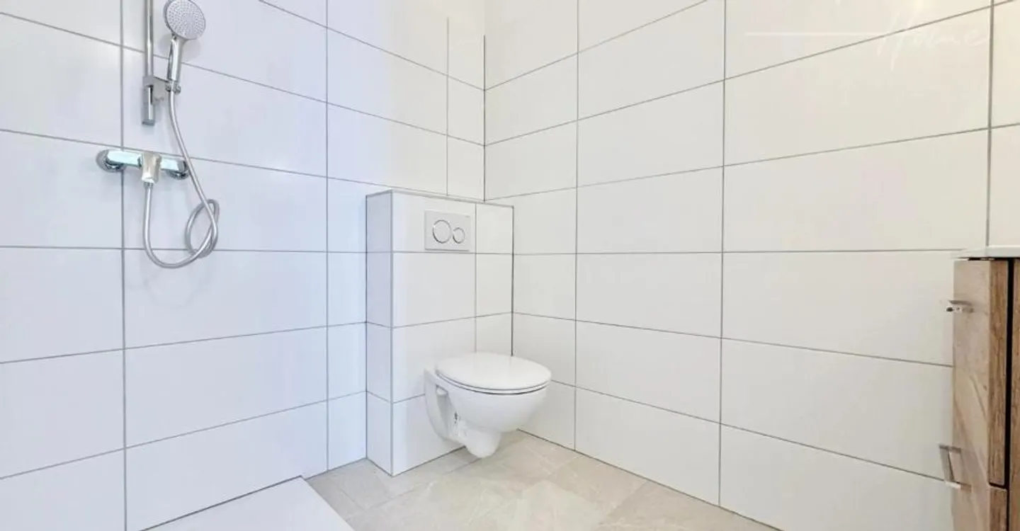 Splendido appartamento ristrutturato con carattere nel cuore del vecchio villaggio di - Foto 3 di 7