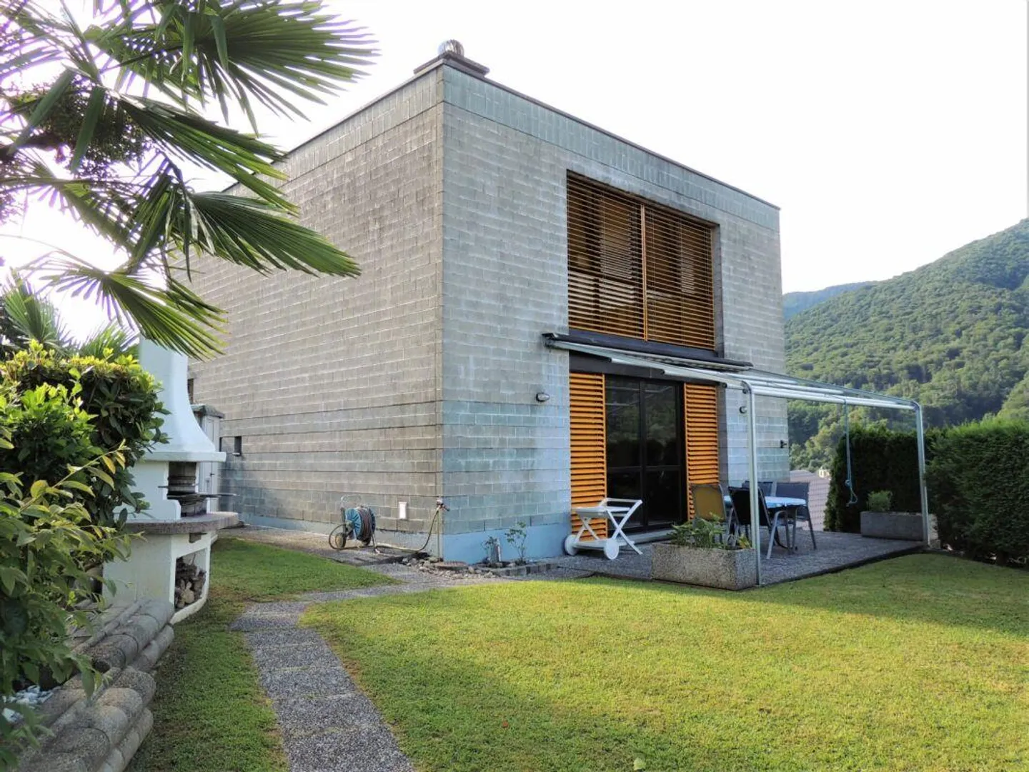 EINFAMILIENHAUS MIT GARTEN IM GRÜNEN - Foto 1 von 30