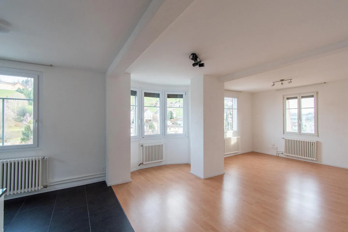 Appartamento soleggiato di 3,5 stanze con vista - Foto 1 di 13