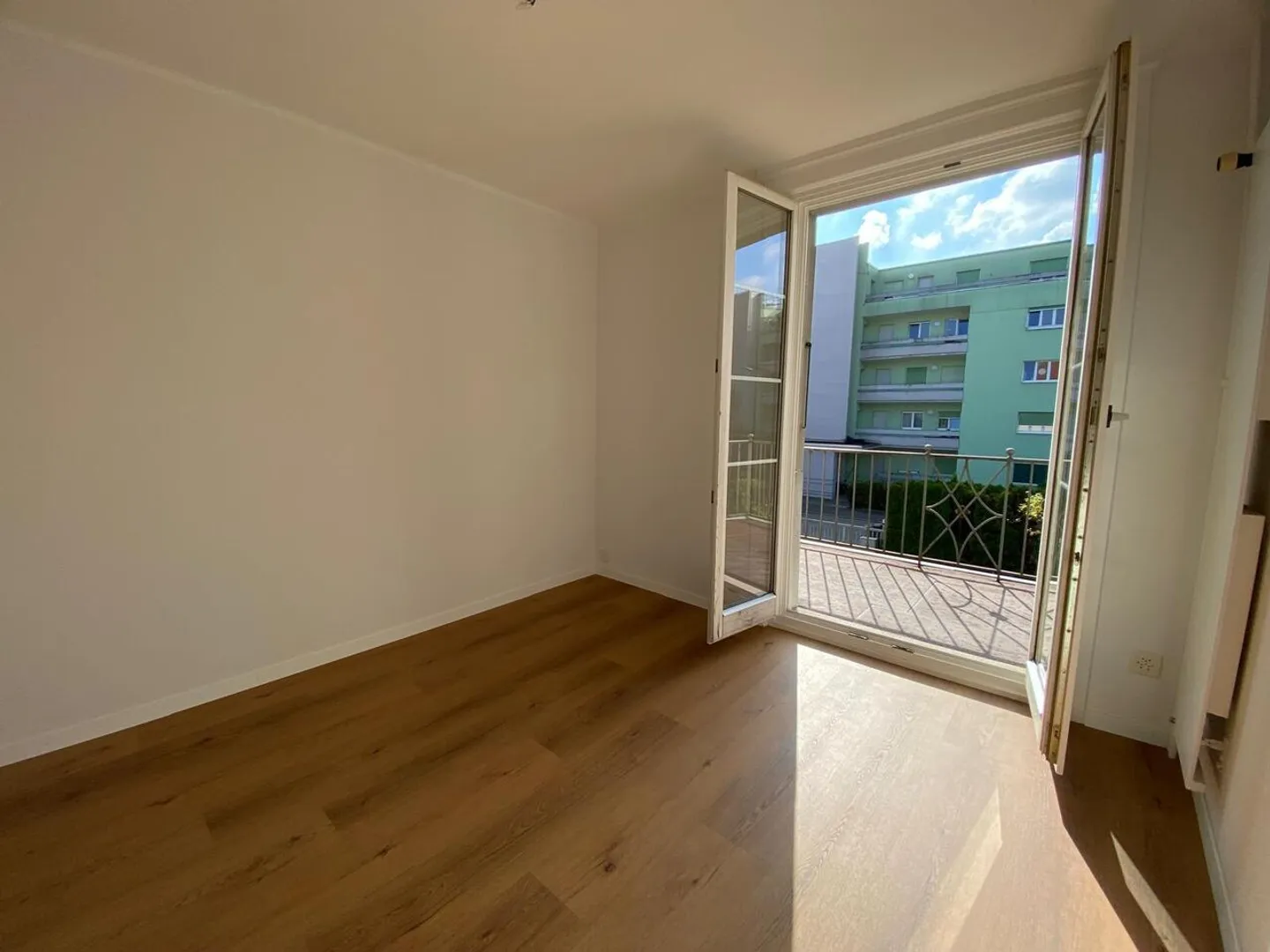 Renovated apartment in a peaceful setting - Photo 3 of 7