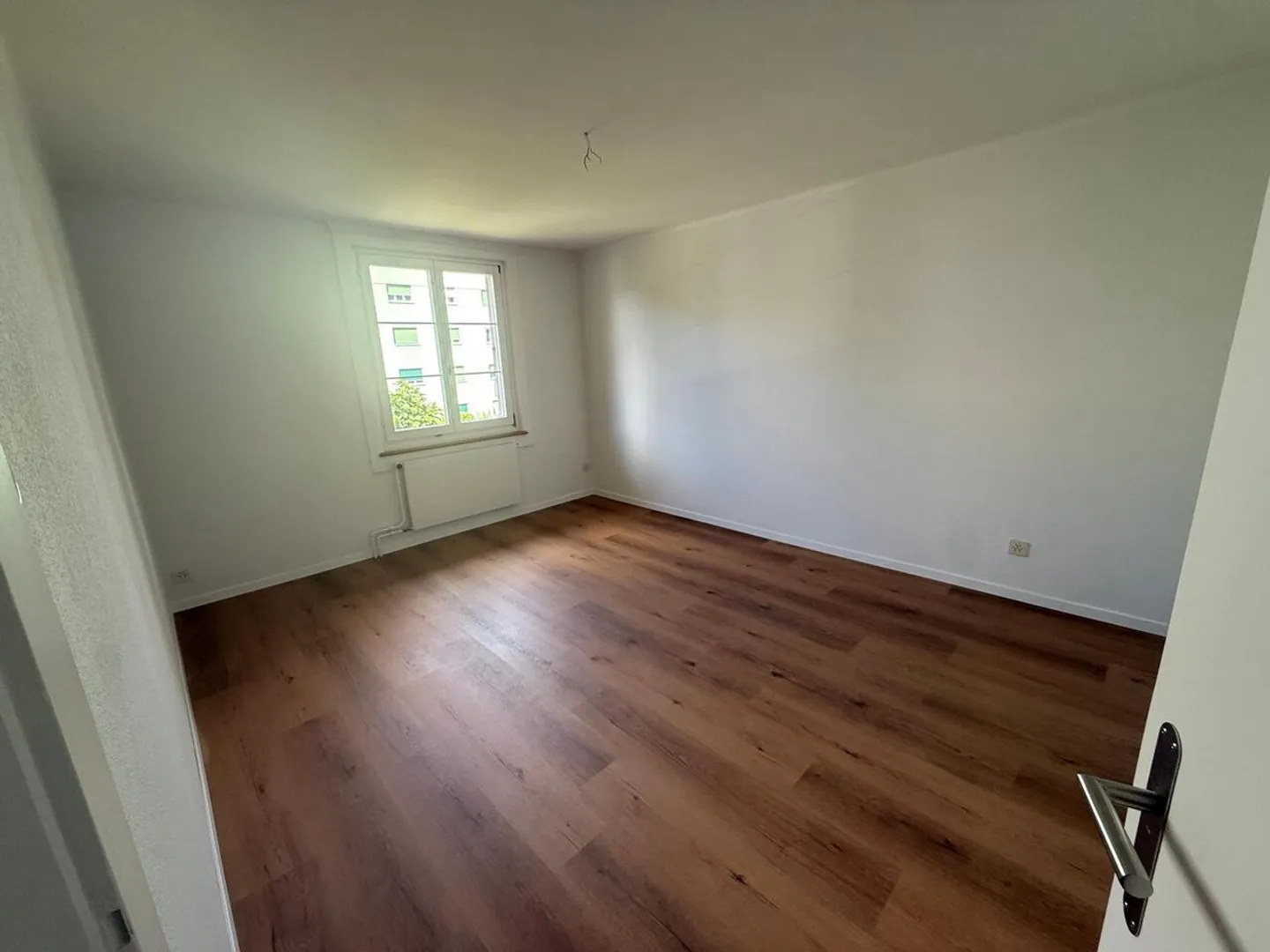 Renovated apartment in a peaceful setting - Photo 4 of 7
