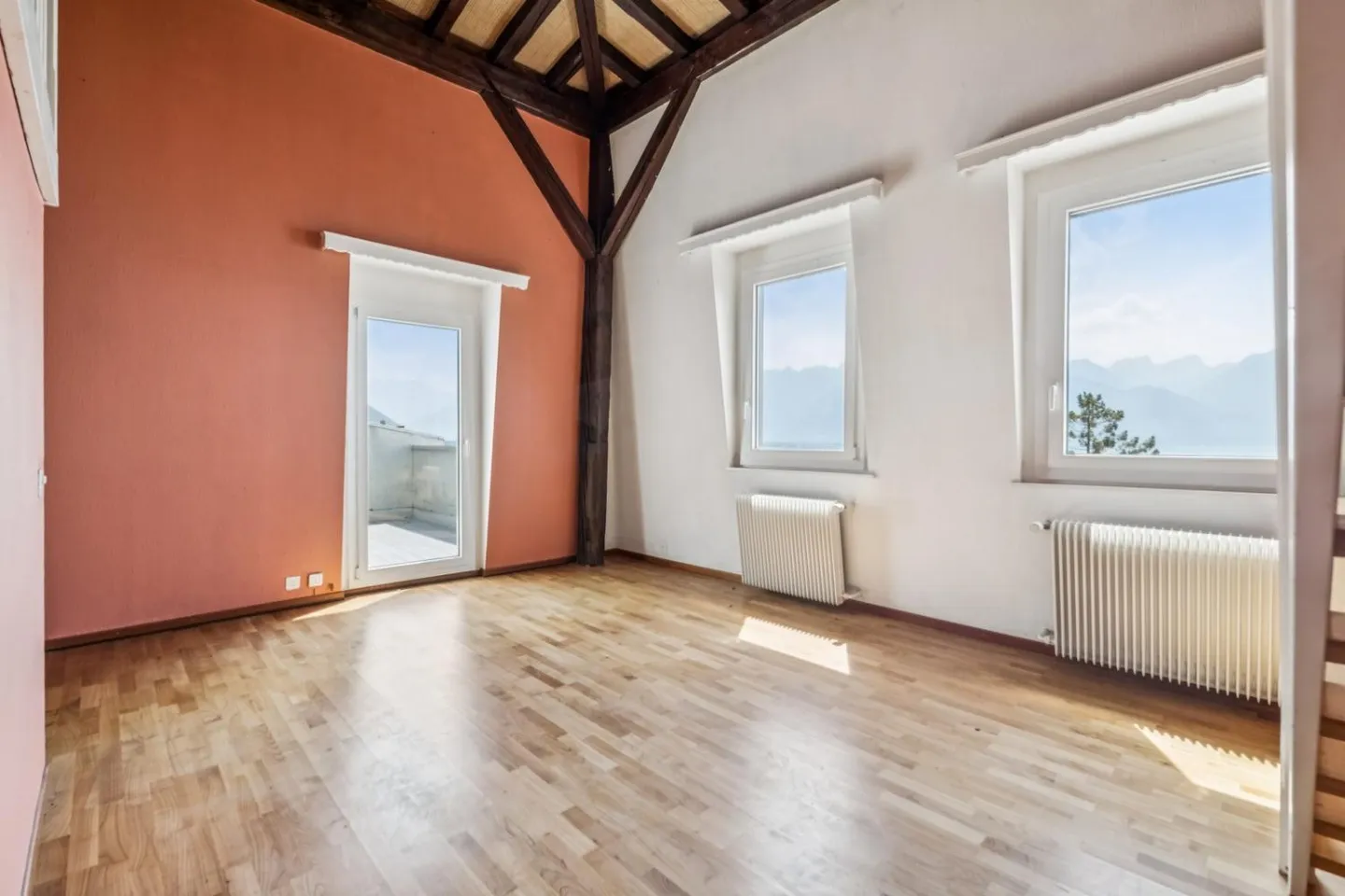 Characterful attic with exceptional panorama - Photo 4 of 9