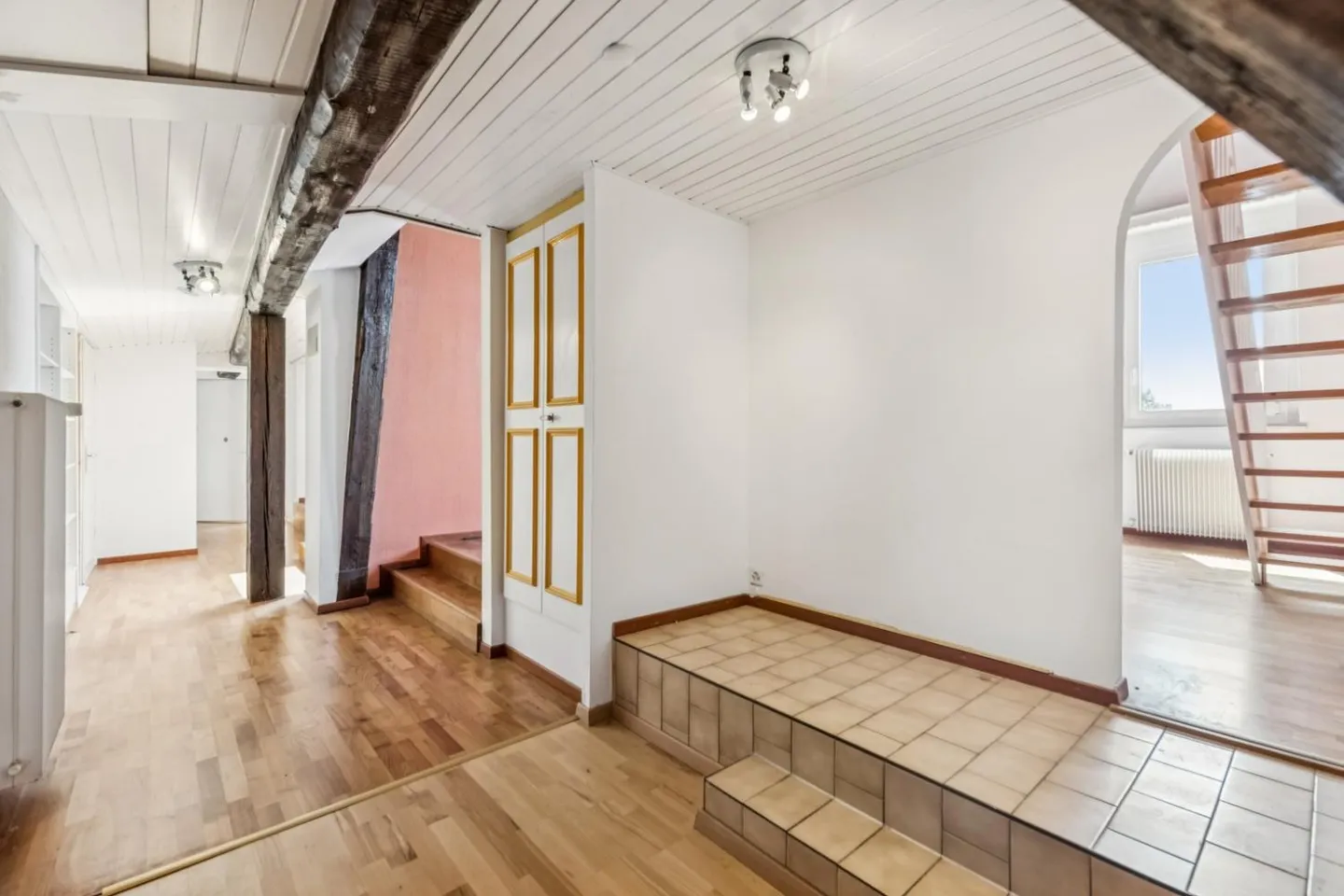 Characterful attic with exceptional panorama - Photo 6 of 9