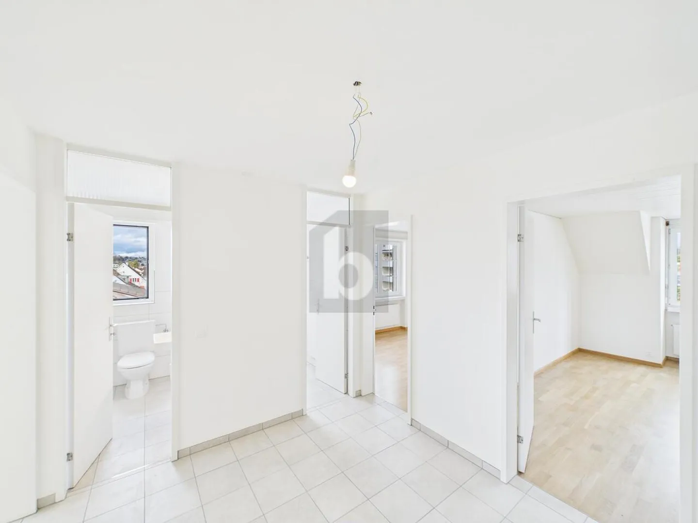 CENTRAL, MODERN AND VERSATILE - Photo 2 of 6