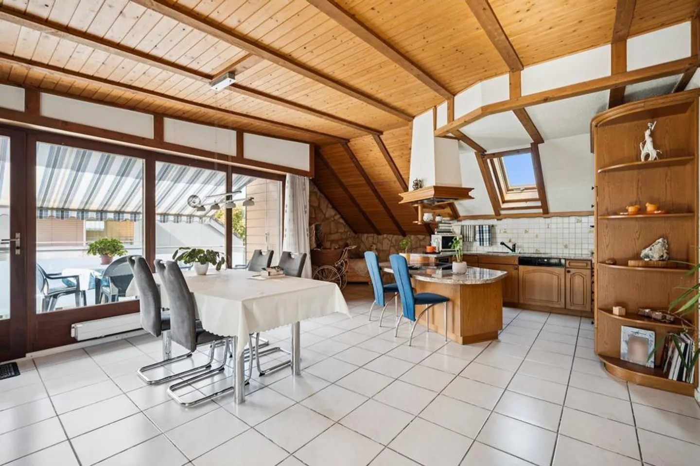 Condominium de 5,5 pièces dans les combles avec vue - Photo 4 sur 12