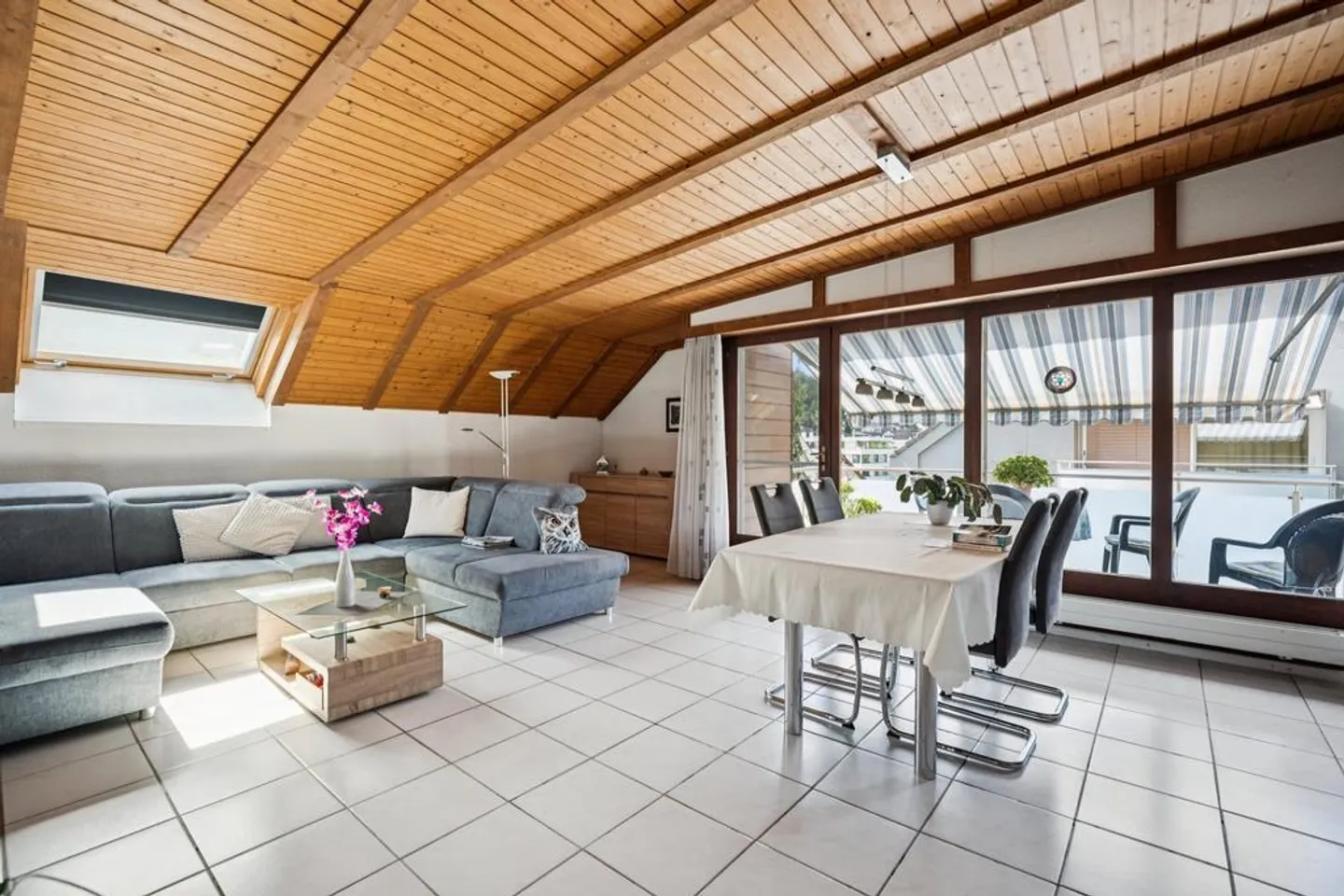 Condominium de 5,5 pièces dans les combles avec vue - Photo 5 sur 12