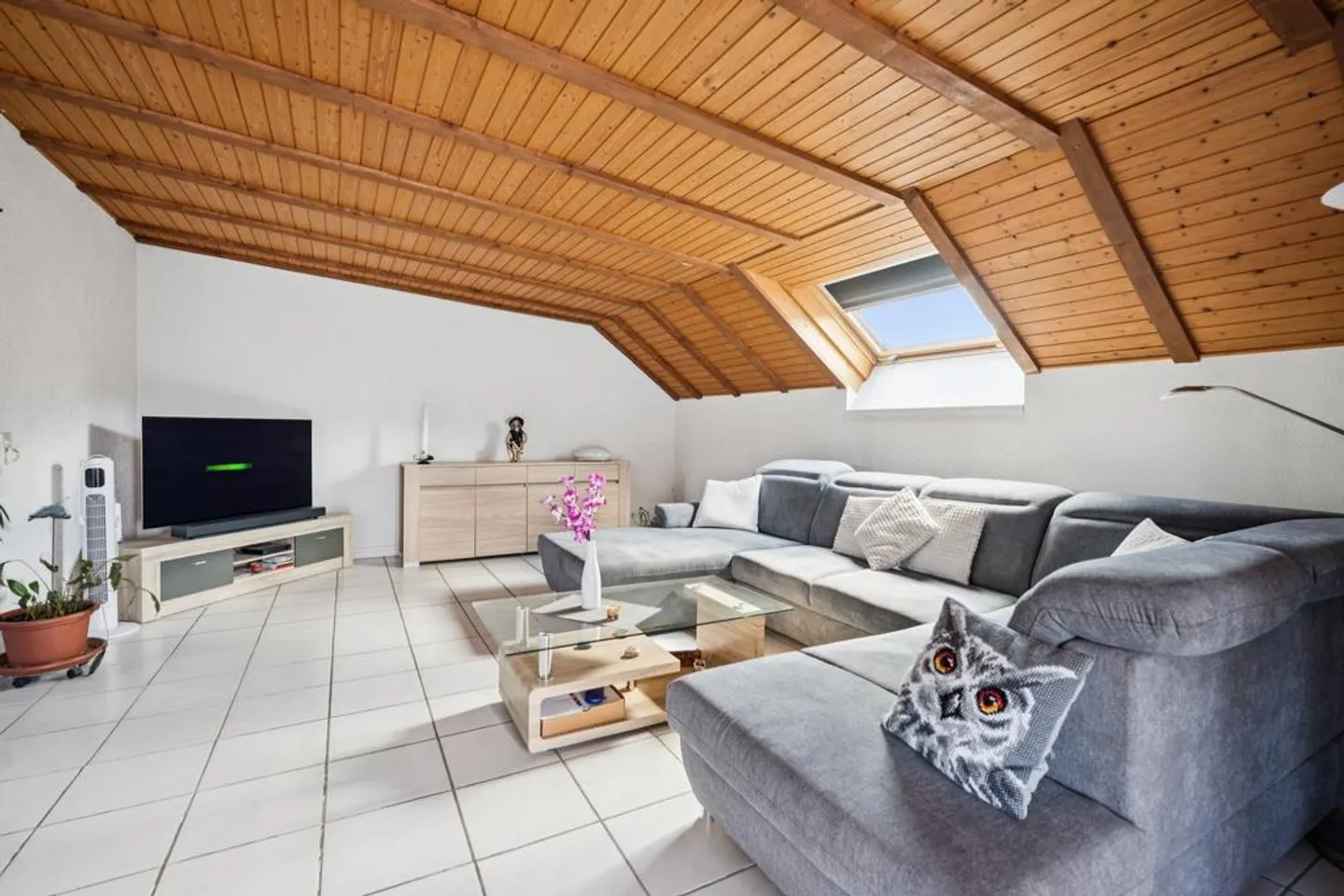 Condominium de 5,5 pièces dans les combles avec vue - Photo 3 sur 12