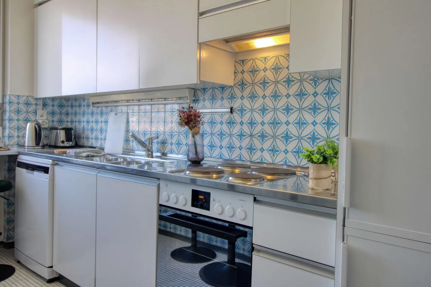 Elegant Coliving with Stunning Lake and Mountain Views - Photo 16 of 29