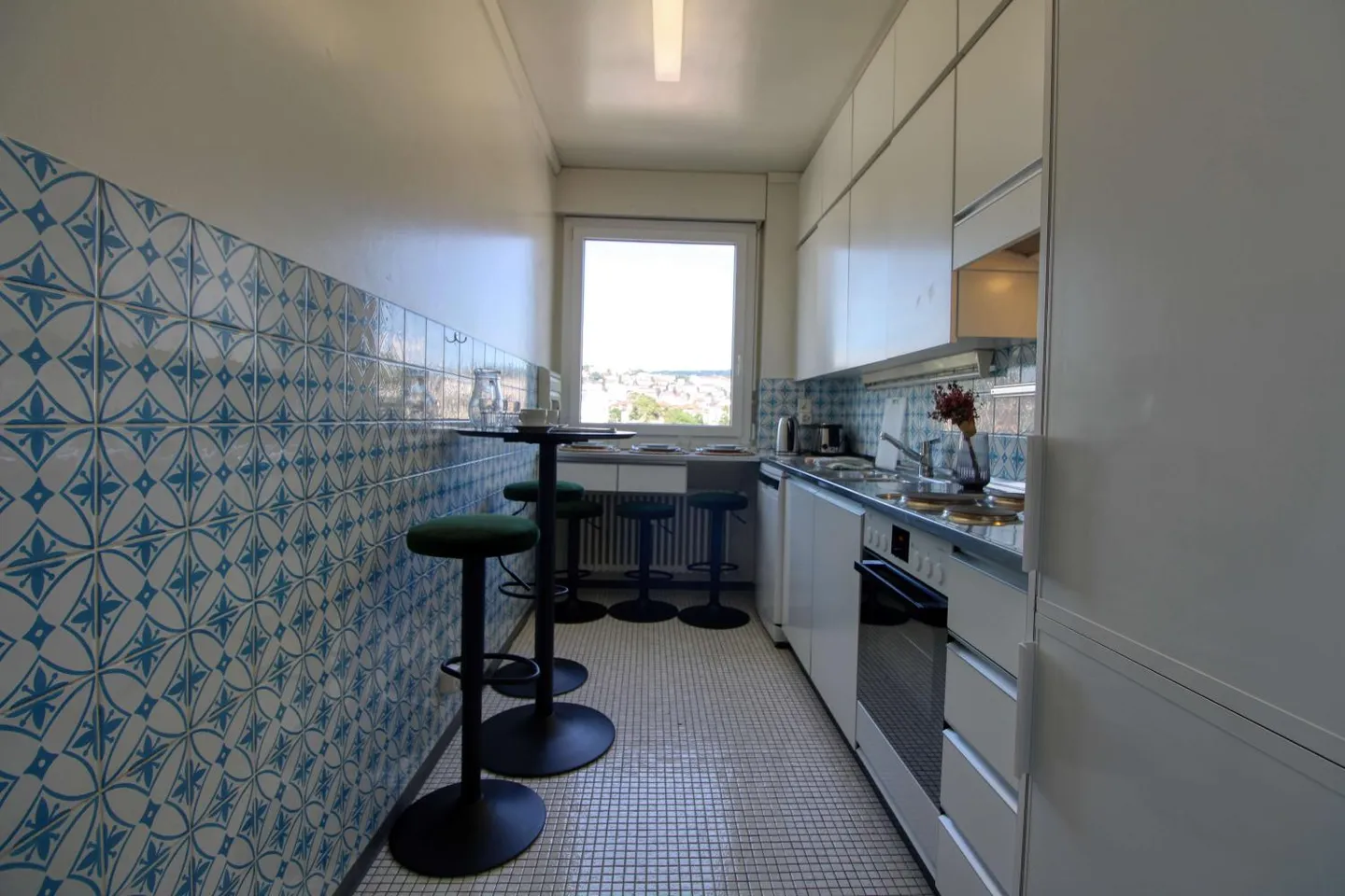 Elegant Coliving with Stunning Lake and Mountain Views - Photo 20 of 29