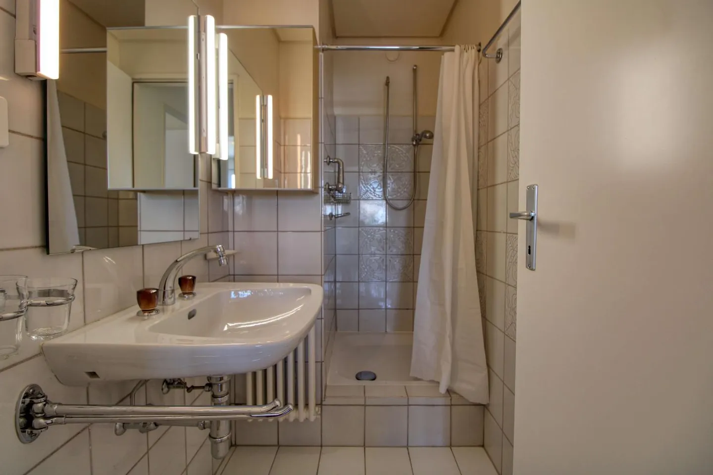 Elegant Coliving with Stunning Lake and Mountain Views - Photo 25 of 29