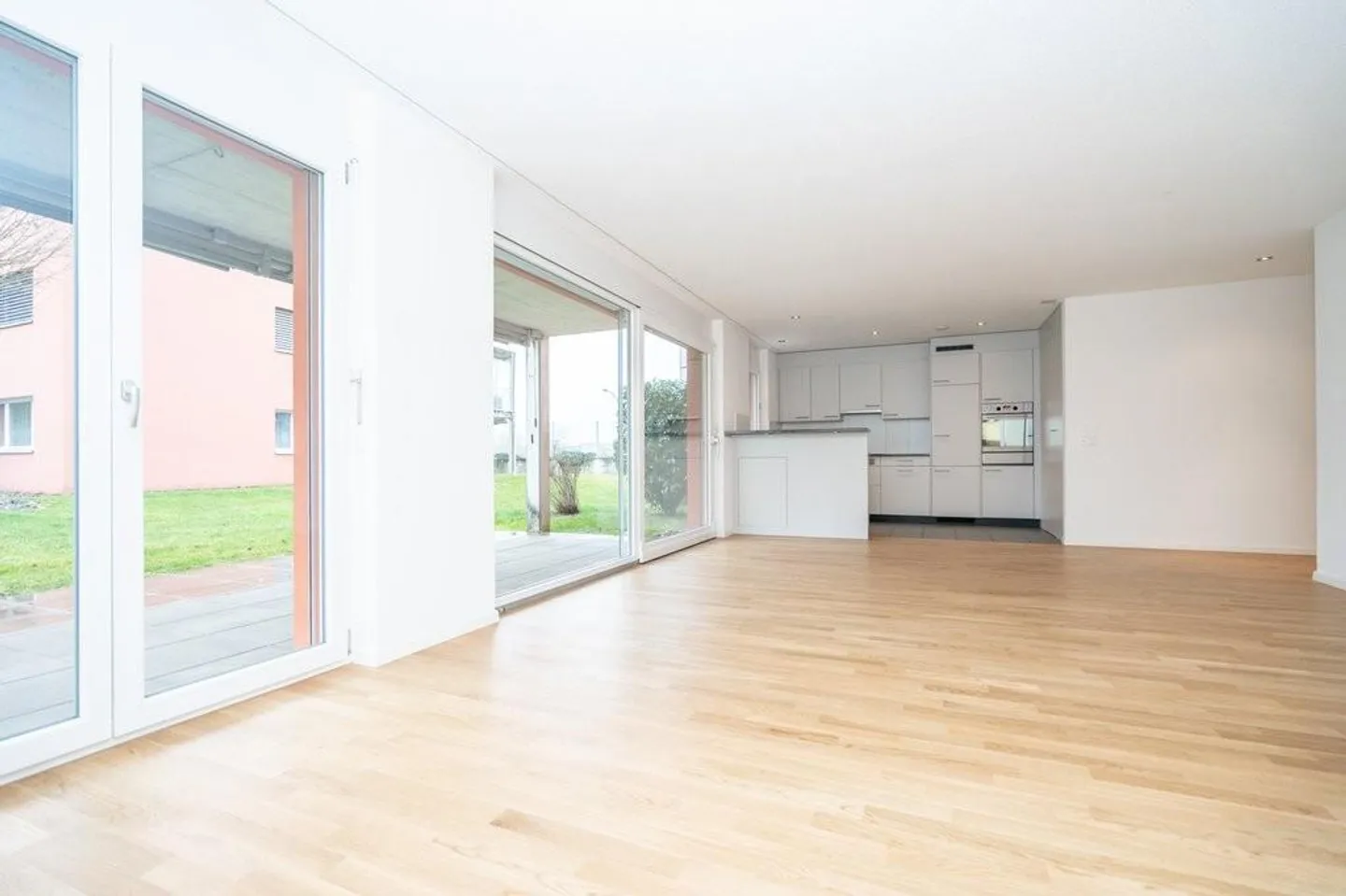 Moderne 4.5-Zimmer-Wohnung mit Terrasse - Foto 2 von 8