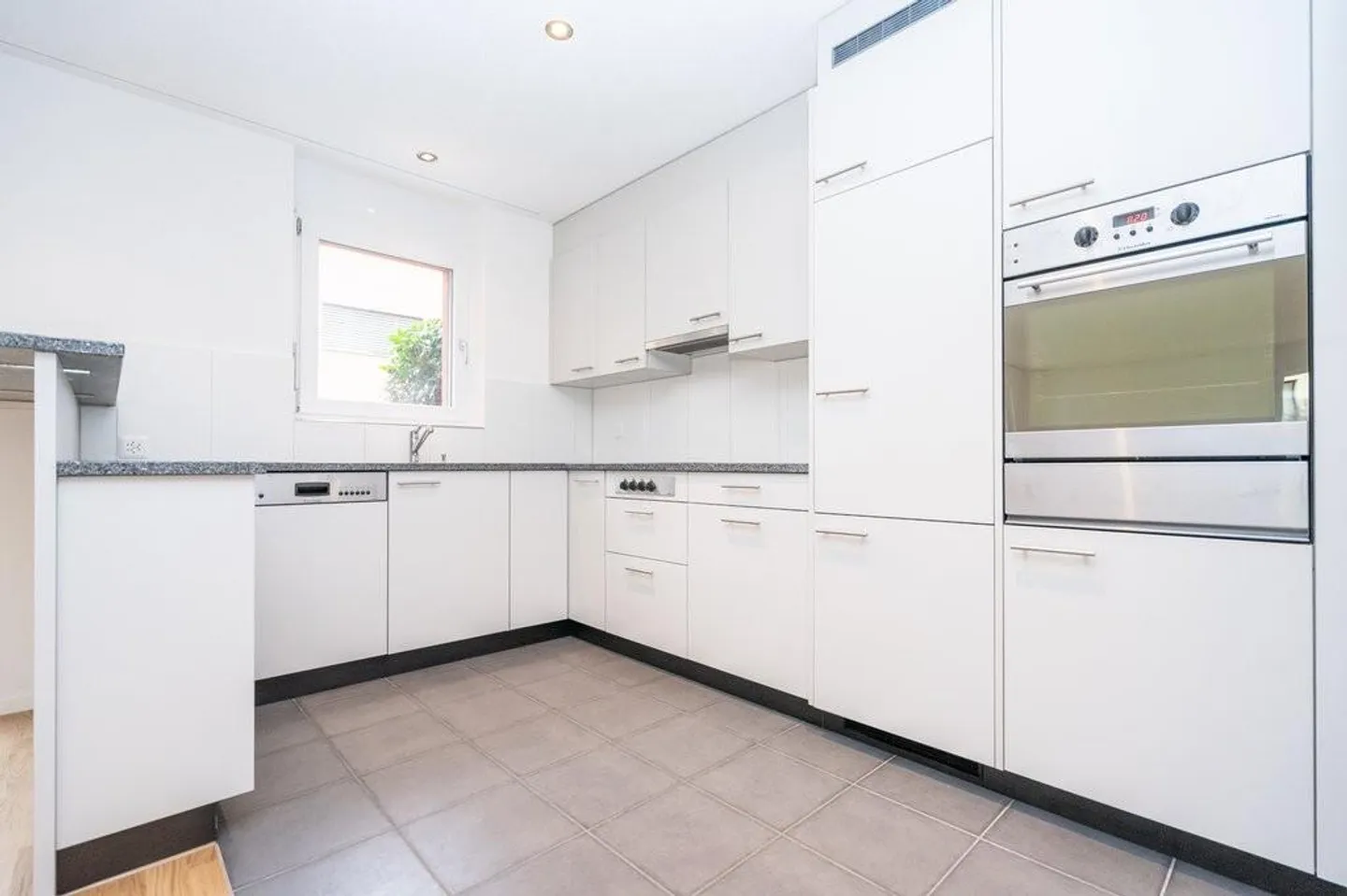 Moderne 4.5-Zimmer-Wohnung mit Terrasse - Foto 3 von 8