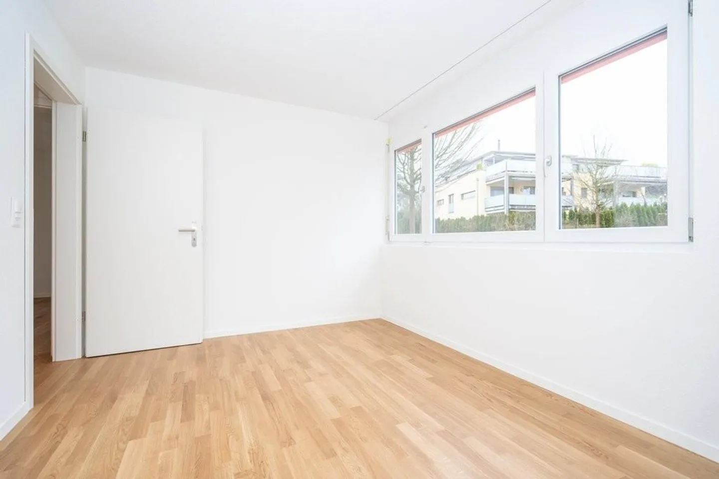 Moderne 4.5-Zimmer-Wohnung mit Terrasse - Foto 4 von 8