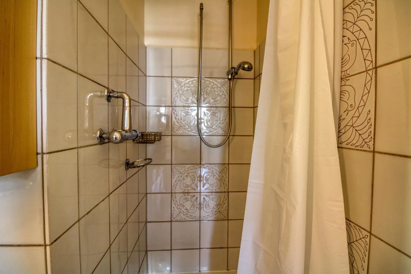 Elegant Coliving with Stunning Lake and Mountain Views - Photo 28 of 29