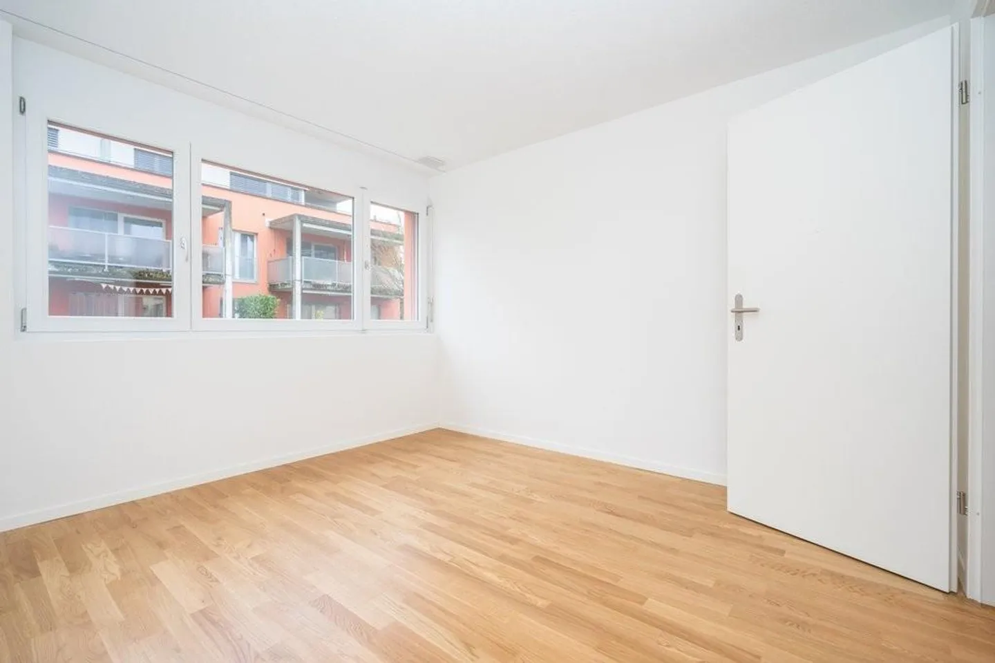 Moderne 4.5-Zimmer-Wohnung mit Terrasse - Foto 6 von 8
