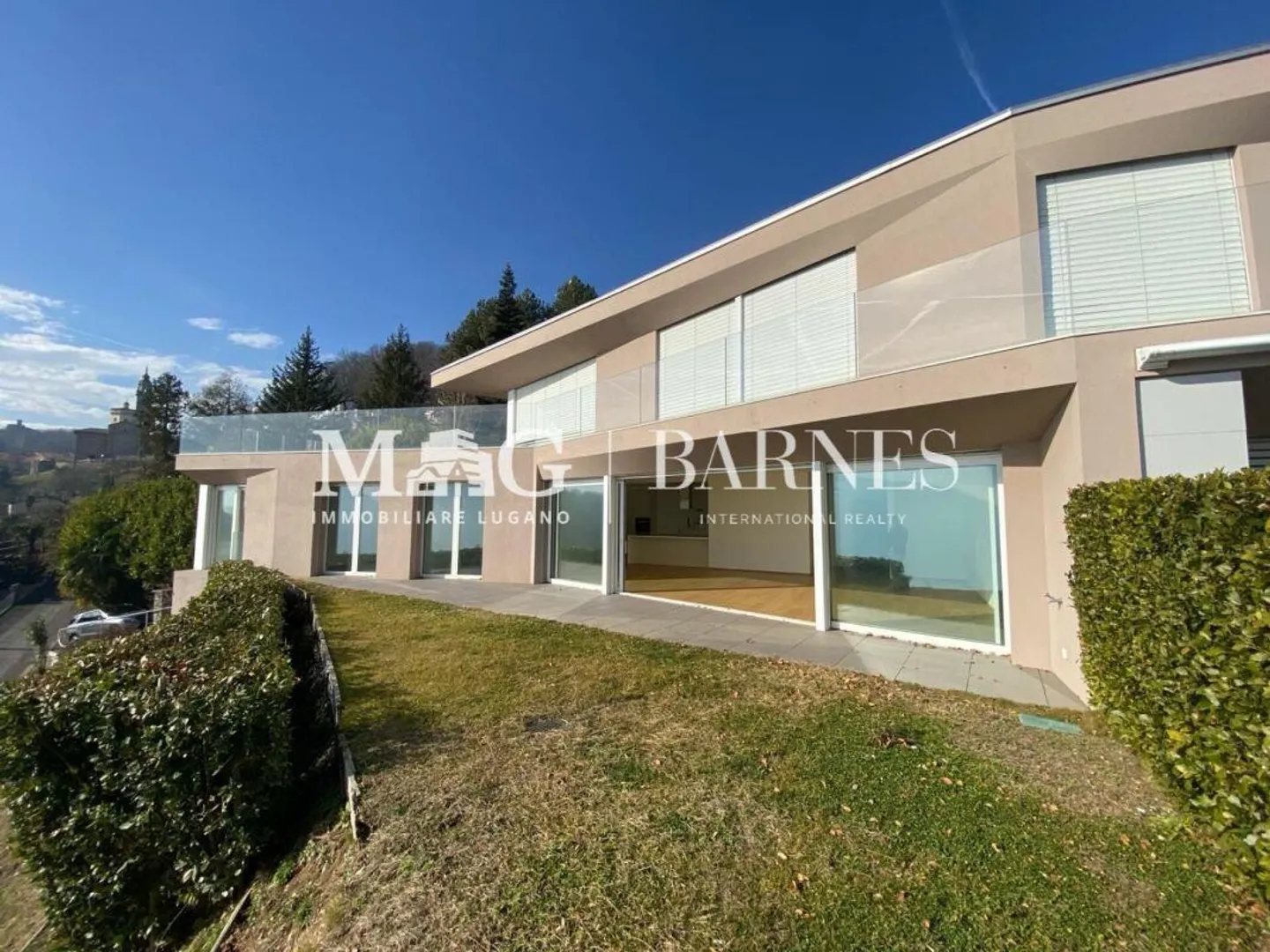 Attico moderno con vista lago - Foto 1 di 10