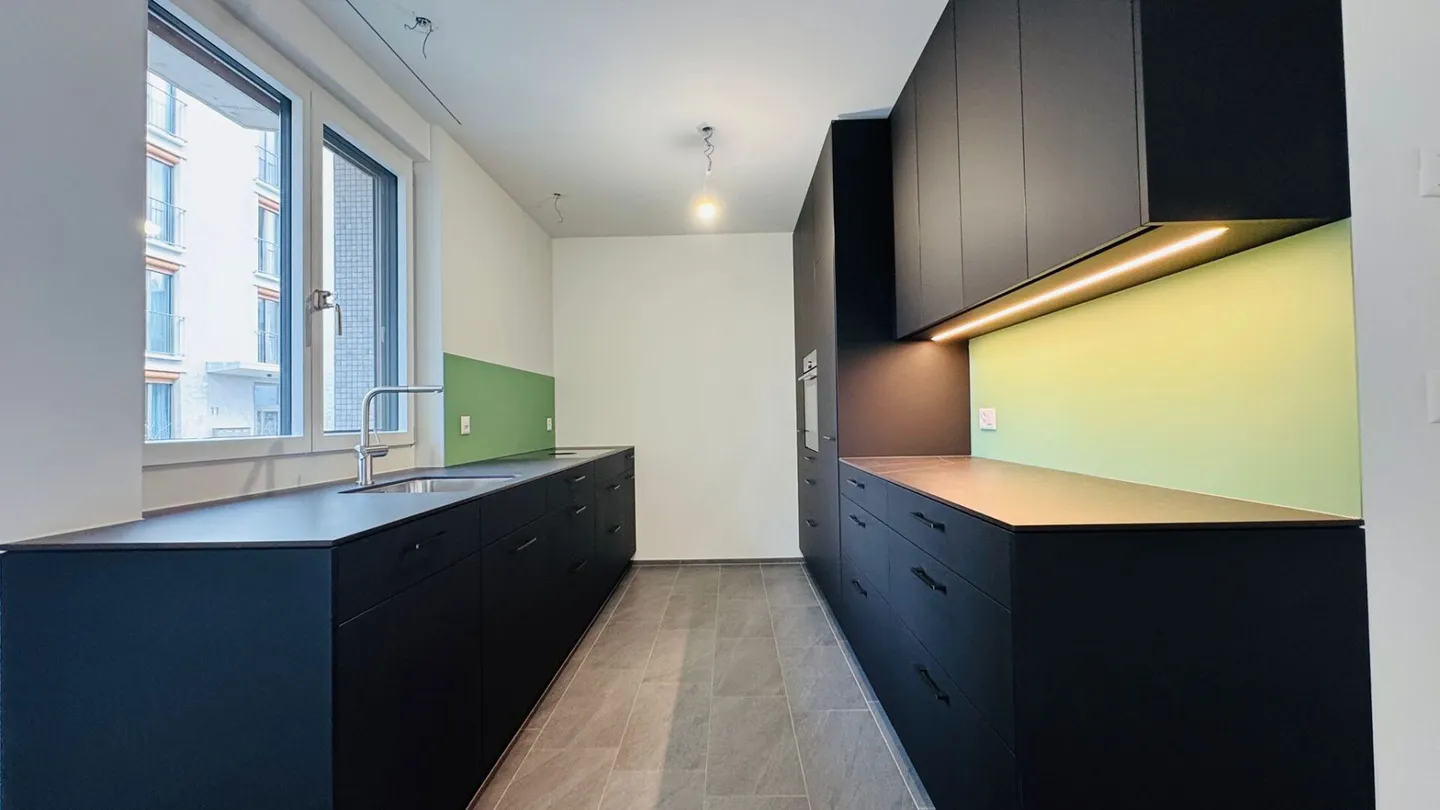 Appartamento al piano terra di 3,5 stanze, di nuova costruzione, in standard di proprietà con ingresso privato, torre di lavaggio privata e WC separato - Foto 3 di 12