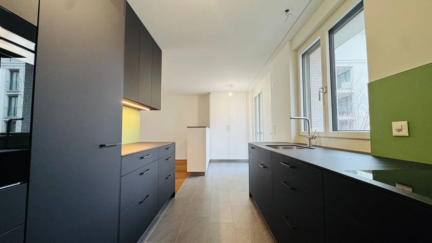 Appartamento al piano terra di 3,5 stanze, di nuova costruzione, in standard di proprietà con ingresso privato, torre di lavaggio privata e WC separato - Foto 4 di 12