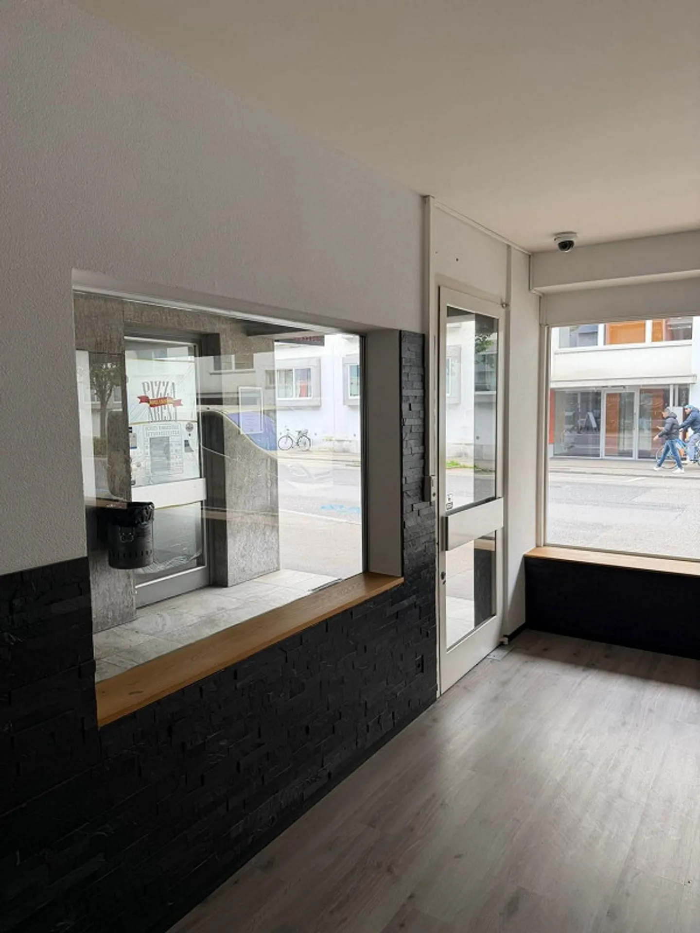 Retail space for rent immediately! - Photo 4 of 11